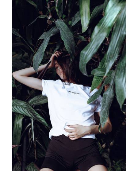 Футболка з вишивкою НЕ МОДНА - біла