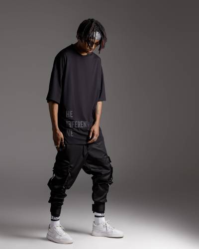 T-shirt black the different one