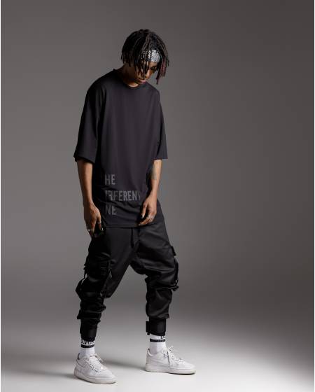 T-shirt black the different one