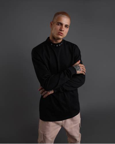 Лонгслив со стойкой вышивка BLVCK черный