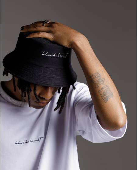 Панама чорна з вишивкою скрипт