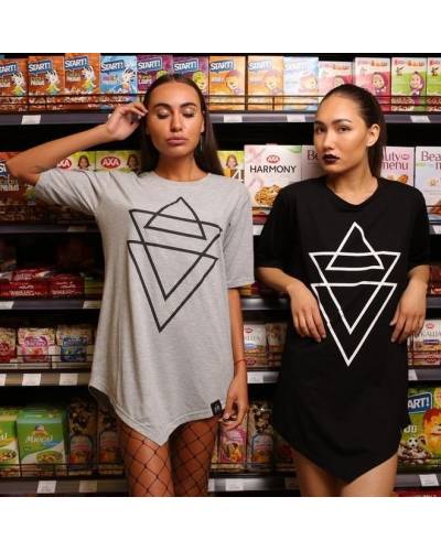 Футболка женская с принтом и острым низом черная