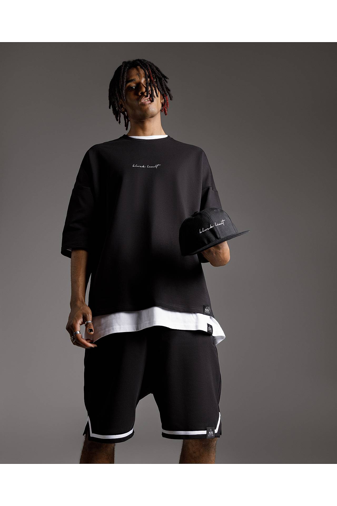 Шорты мужские черные трикотажные с белой полосой внизу