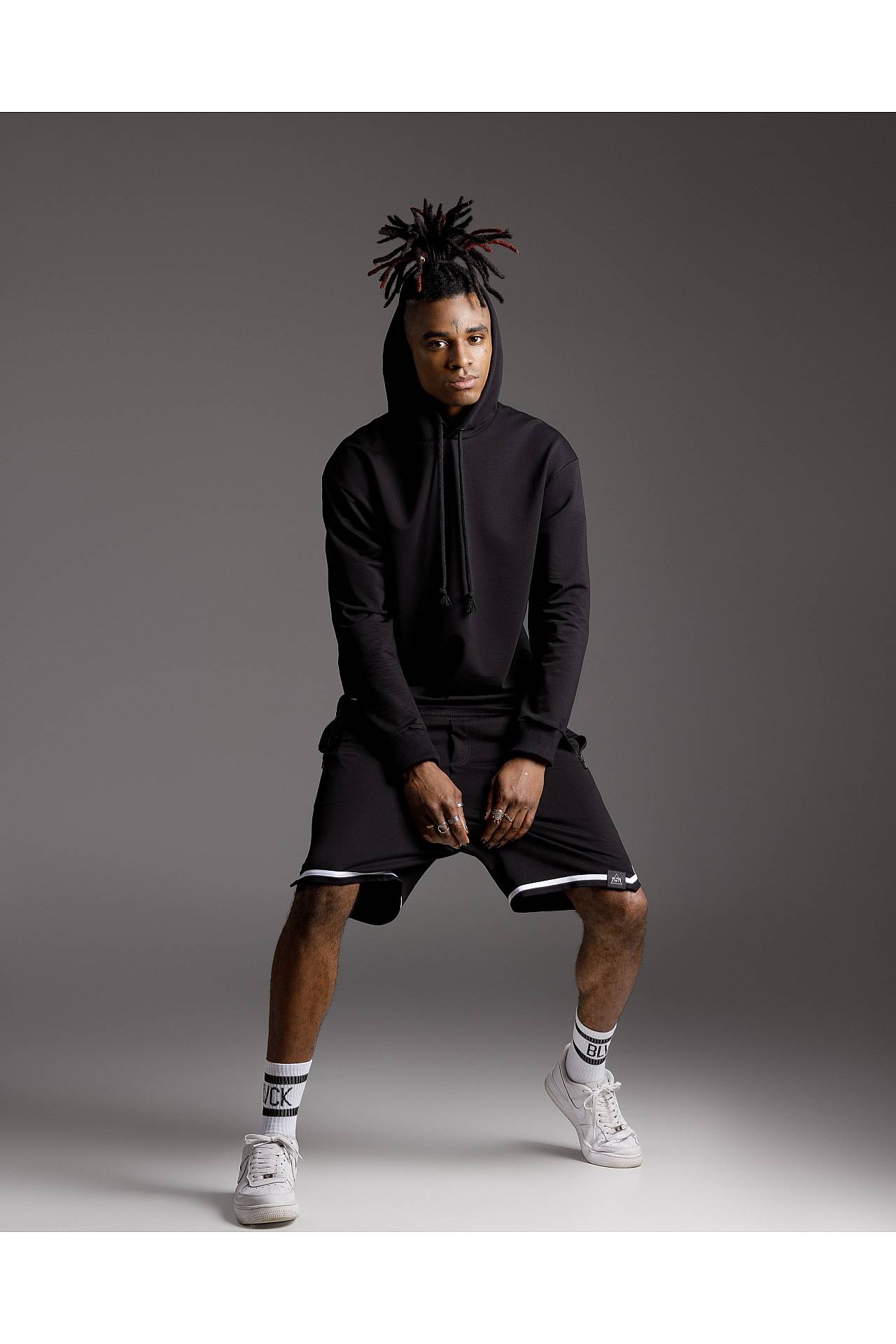 Шорты мужские черные трикотажные с белой полосой внизу