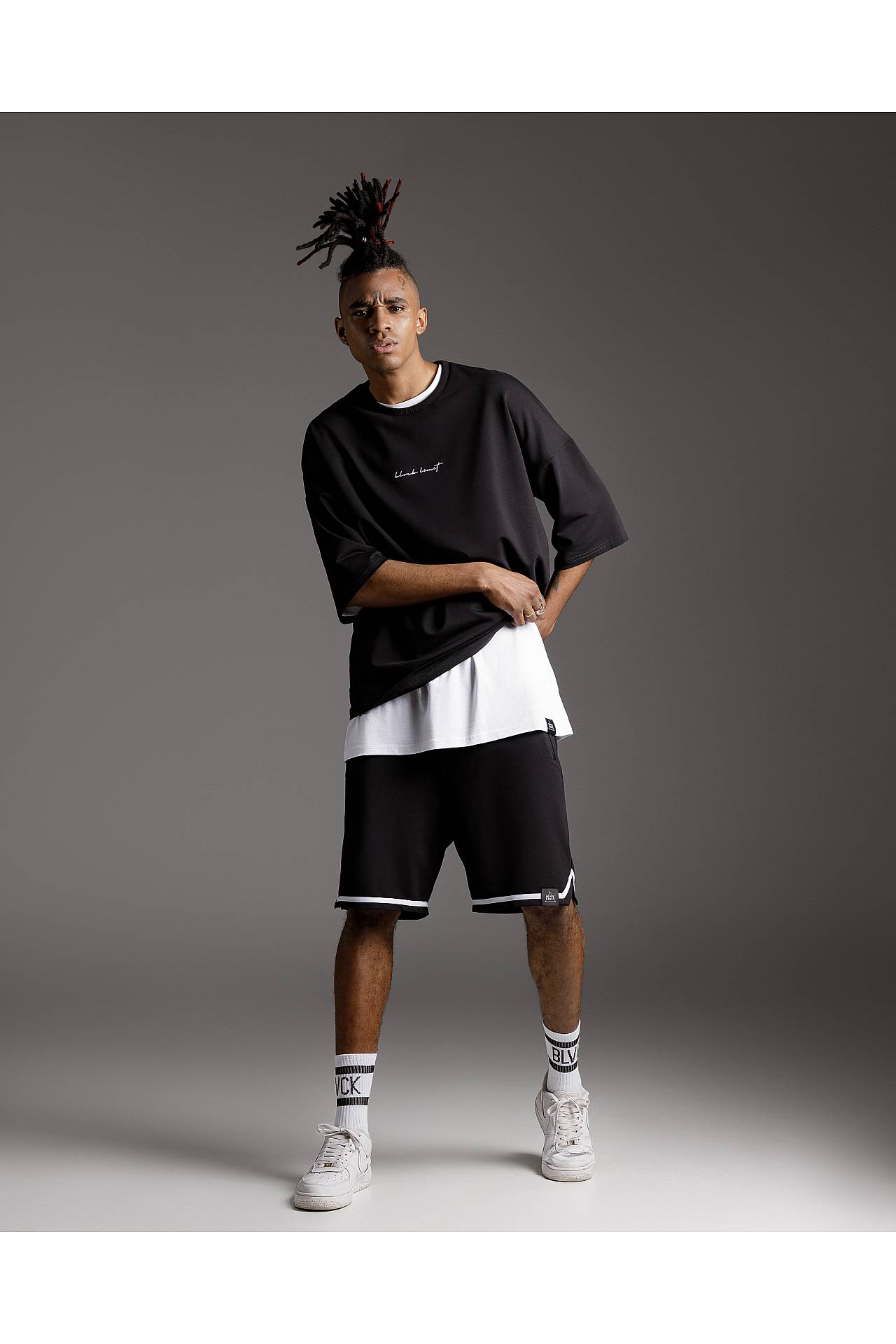 Шорты мужские черные трикотажные с белой полосой внизу