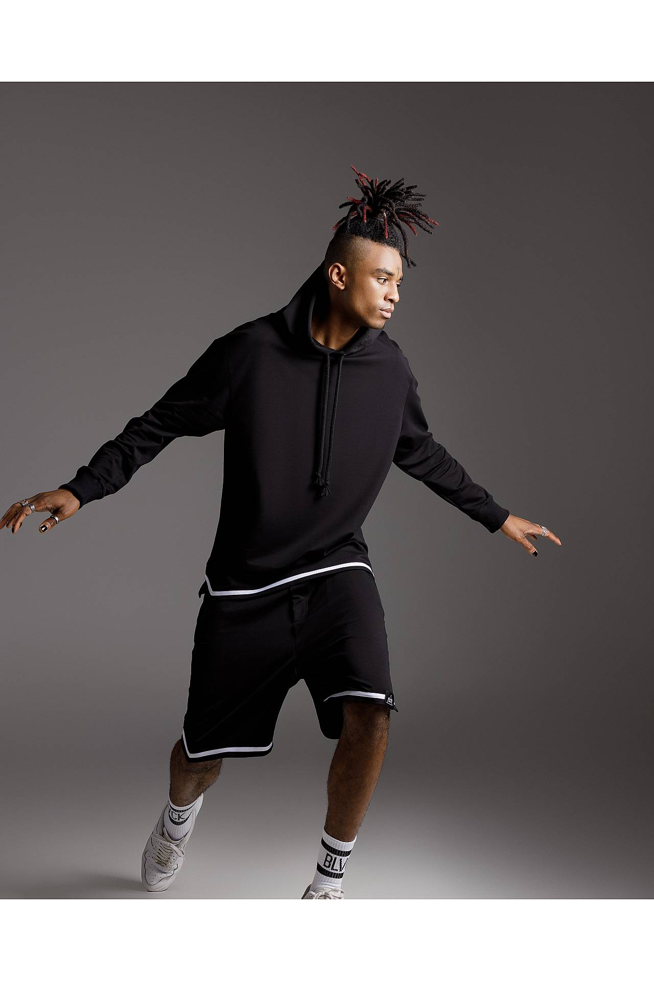 Шорты мужские черные трикотажные с белой полосой внизу