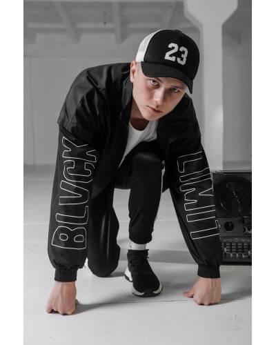 Вітрівка чоловіча з принтом на рукавах чорна