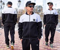 Картинка парень в стильном спортивном костюме Парень в стильном спортивном костюме