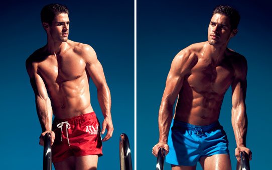 Мужчины в красных и голубых плавках