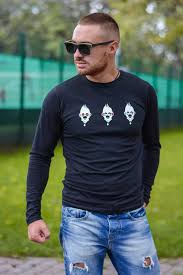 Мужчина одет в логслив под рваные джинсы